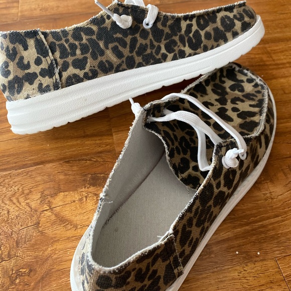 2 pairs of slip on shoes - Picture 4 of 5